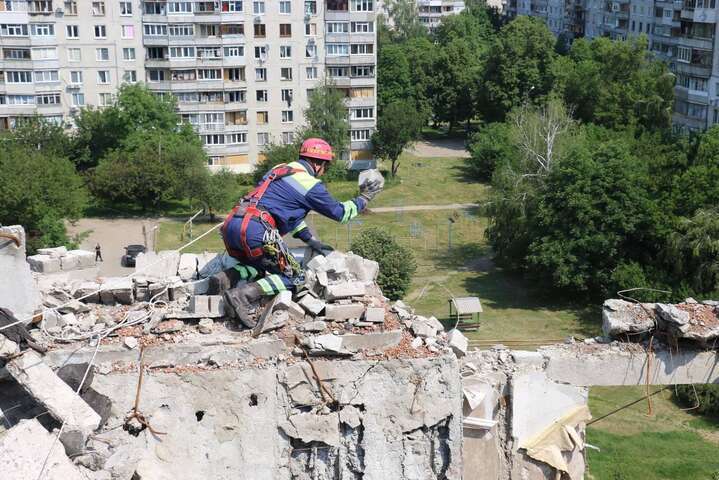 Канадские верхолазы со спасателями разбирали разрушенные многоэтажки Харькова (фото)