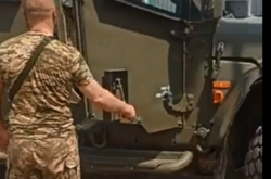 В Україну прибули британські бронемашини