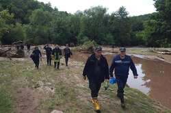 Потік дощової води змив із дороги авто, загинули троє людей