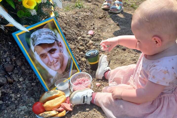 «Сердце разрывается». Украинцев поразило фото маленькой девочки на могиле отца
