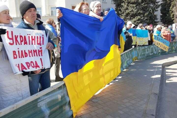 Так званий «день РФ» в окупованому Херсоні: звідусіль лунав Гімн України