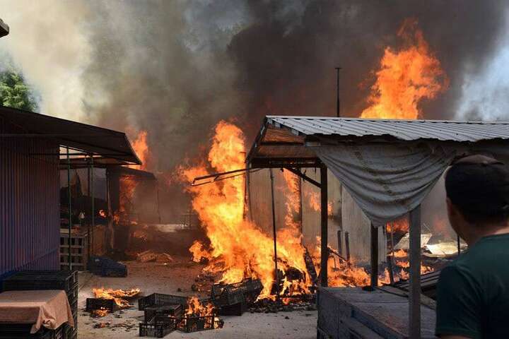 Донецьк знову у вогні: обстріляний ринок на околиці міста (фото, відео 18+)
