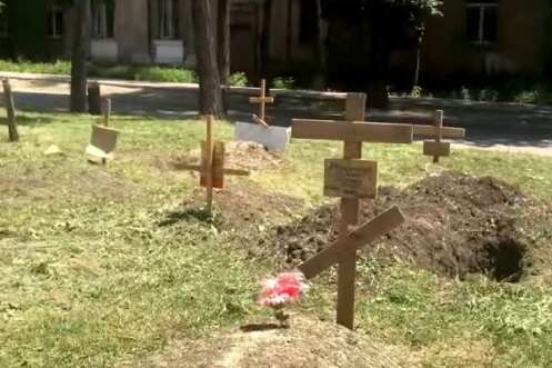 У Маріуполі зростає кількість могил біля будинків (фото)