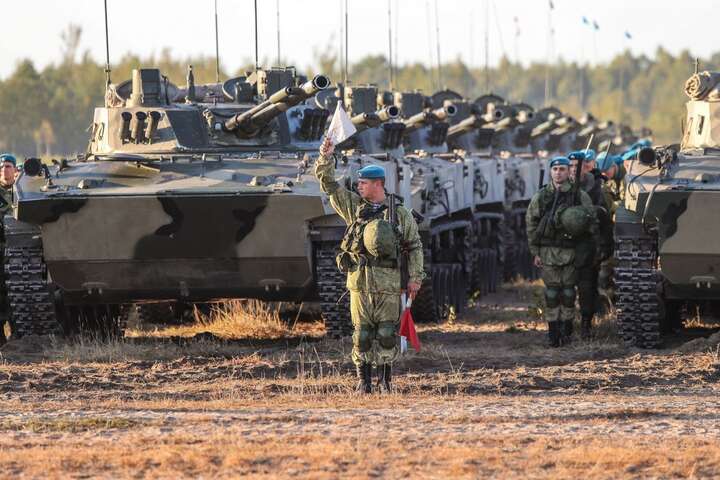 Росія стягує до українського кордону десантні війська