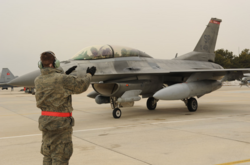 Варто запросити іноземних волонтерів або підрядників для експлуатації та обслуговування F-16