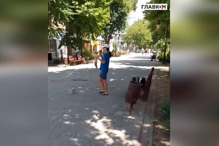 Вуличні музиканти в окупованому Херсоні співають українські пісні (відео)