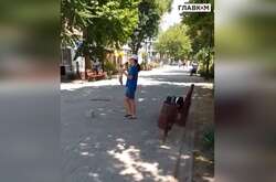 Вуличні музиканти в окупованому Херсоні співають українські пісні (відео)