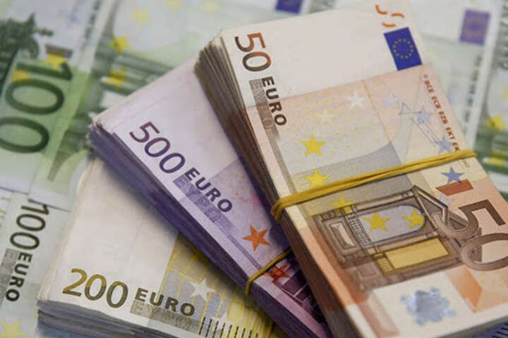 Євро може зрівнятись у ціні з доларом, – Bloomberg