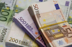 Євро може зрівнятись у ціні з доларом, – Bloomberg