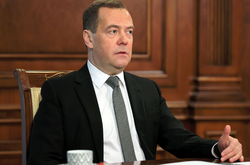 «Лягушка, ливер и алкоголь». Медведев впал в истерику из-за приезда Макрона и Шольца