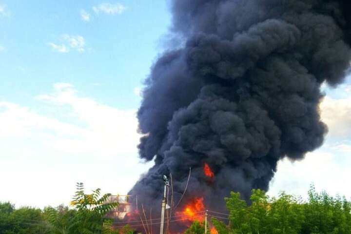 На хімічному заводі на Запоріжжі виникла масштабна пожежа