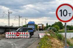 Дорожники Київщини закликали водіїв об’їжджати переправу на Варшавській трасі