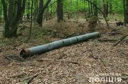 Спасатели обнаружили в лесу Житомирской области корпус реактивной ракеты