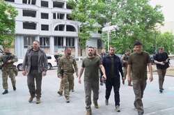  Президент осмотрел разрушенное ракетами здание ОВА 