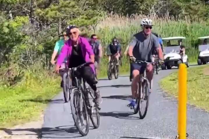 Президент США Байден упал с велосипеда во время прогулки (видео)