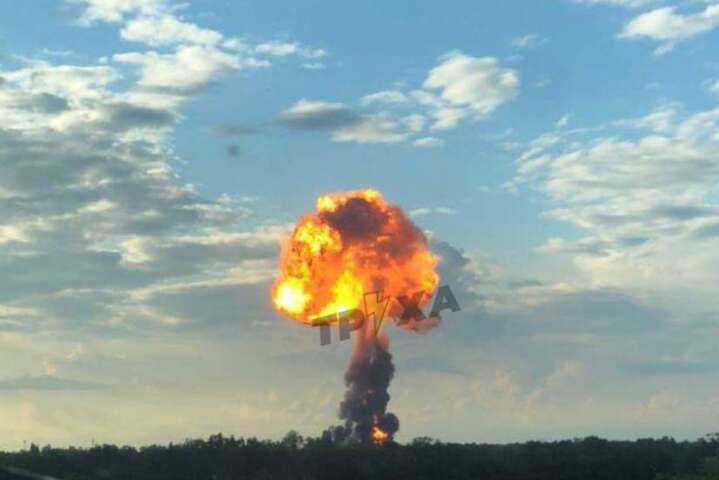 На Днепропетровщине раздаются взрывы, в небе – столбы дыма (фото, видео)