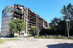 Россияне в Мариуполе размещают боевую технику возле жилых домов (видео)