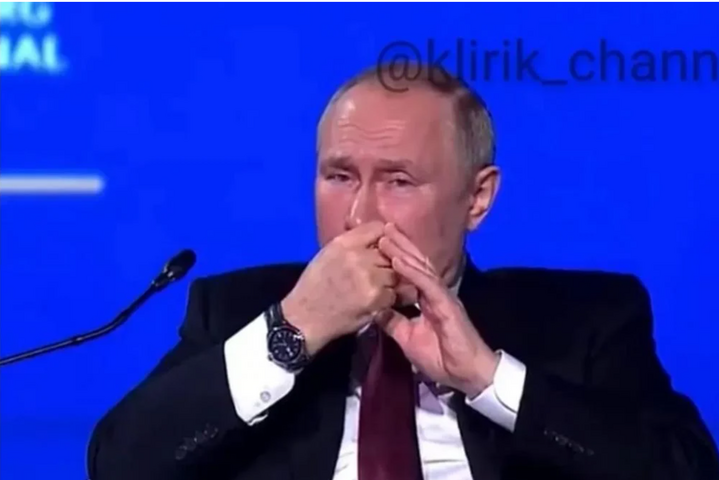 «Скукожился и грыз ногти»: появилось видео со странным поведением Путина