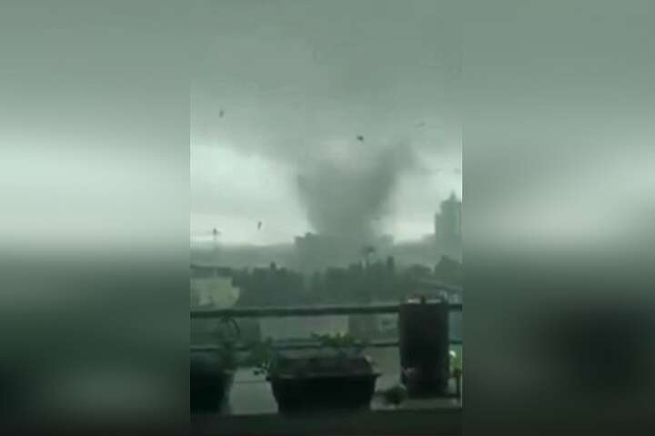 Китайське місто постраждало від руйнівного торнадо (відео)