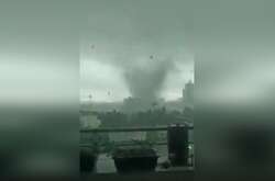 Китайське місто постраждало від руйнівного торнадо (відео)