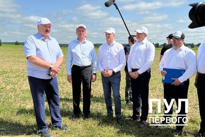 Лукашенко вирішив повчити білорусів обробляти ячмінь