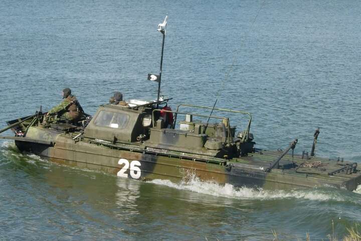 Окупанти стягують ешелони з катерами до окупованого Криму
