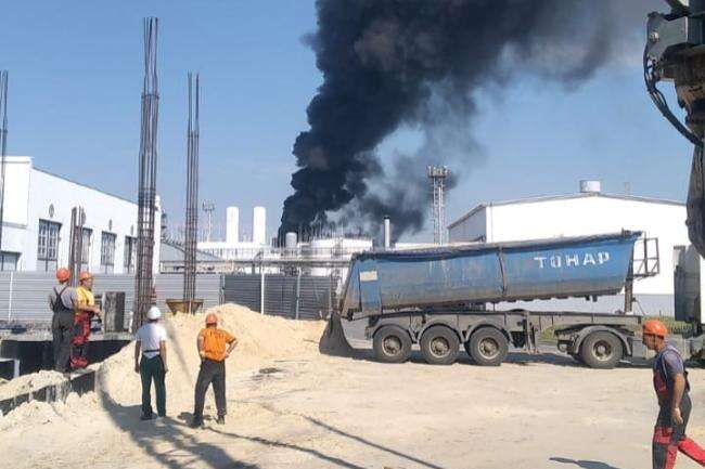 У Росії горить нафтопереробний завод, що належав Медведчуку (відео)