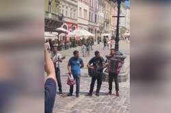 Роми заспівали патріотичні пісні у центрі Львова (відео)