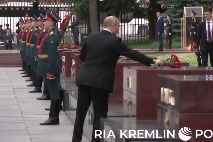 Путін поклав гвоздики до стел українських міст, які обстрілюють росіяни (відео)