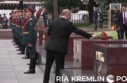 Путін поклав гвоздики до стел українських міст, які обстрілюють росіяни (відео)