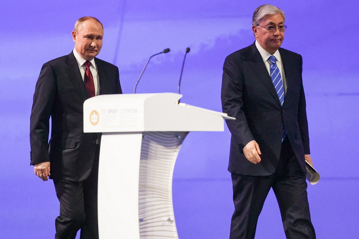 Казахстанский политолог объяснил поведение президента Токаева на форуме в Петербурге