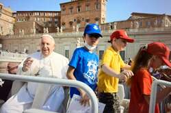 Назар та ще кілька дітлахів з України проїхалися площею Святого Петра разом із Папою
