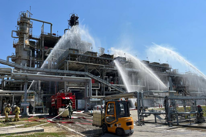 Пожар на нефтеперерабатывающем заводе России: новые подробности 