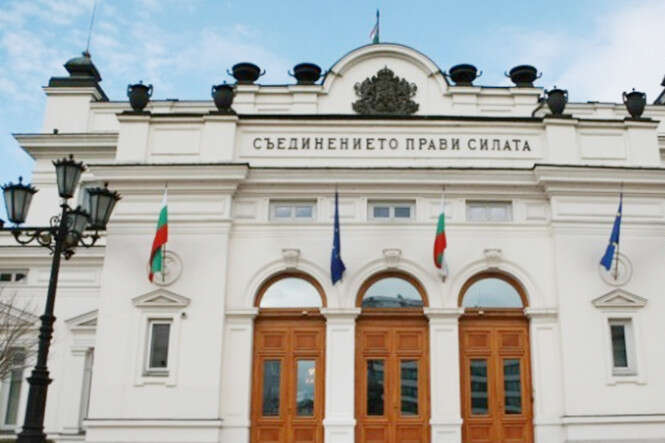 Болгарія: парламент зі скандалом відправив уряд у відставку