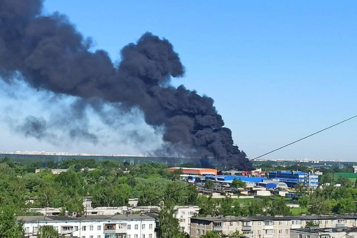 В России горит цех с лакокрасочными изделиями (видео)