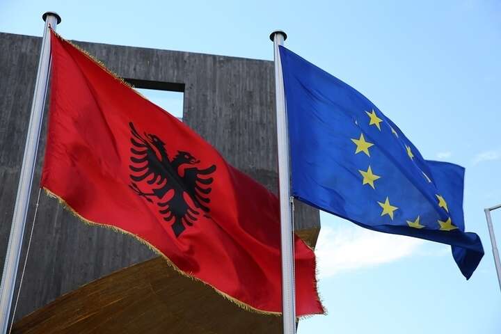 Прем’єр Албанії жорстко звернувся до ЄС та застеріг українців