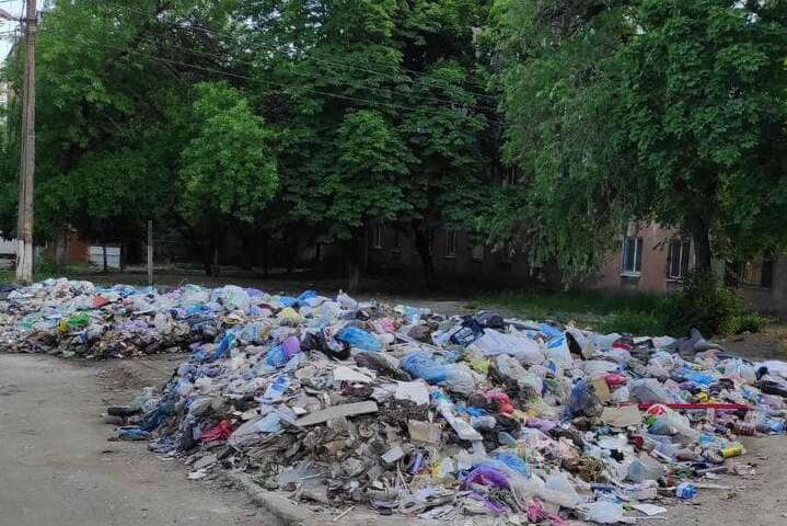 Маріуполь на межі епідемічної катастрофи: місто тоне у смітті (фото)