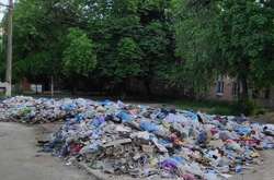 На вулицях Маріуполя скопичилося близько 9 тонн сміття