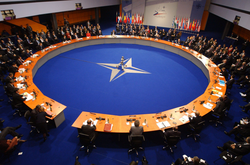 Страны Балтии требуют: саммит НАТО должен стать холодным душем для России