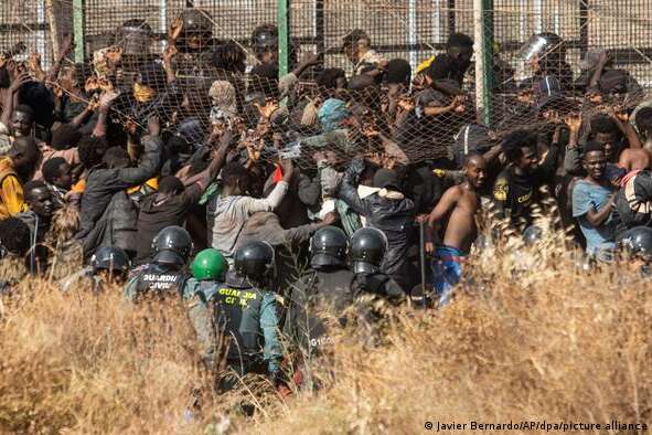 Тисячі африканських мігрантів штурмували іспанську Мелілью, є загиблі