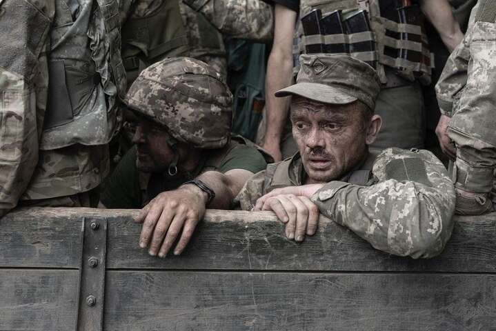 Воины покидают Северодонецк. Все эмоции в одном фото