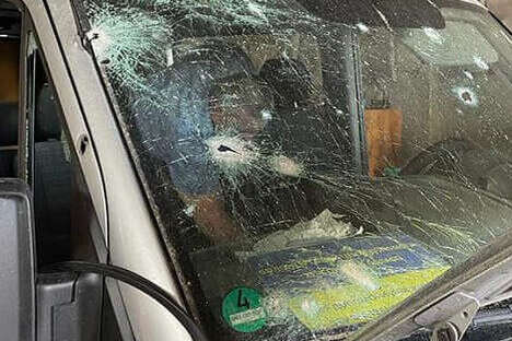 На Херсонщині окупанти обстріляли автомобіль волонтерів (фото)