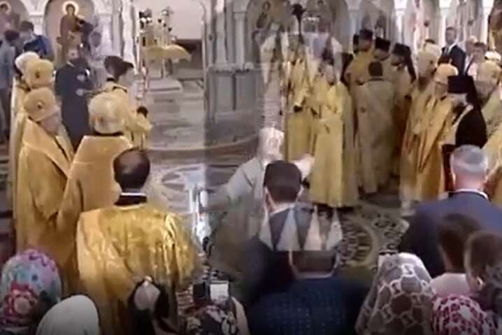 Громко шлепнулся. Патриарх Кирилл упал во время освящения храма в Новороссийске (видео)