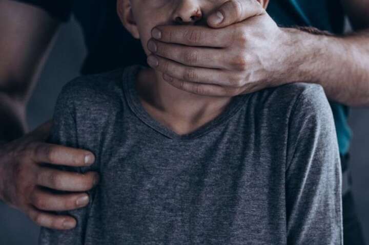 На Буковині суд виніс вирок педофілу, який зґвалтував 12-річного хлопчика