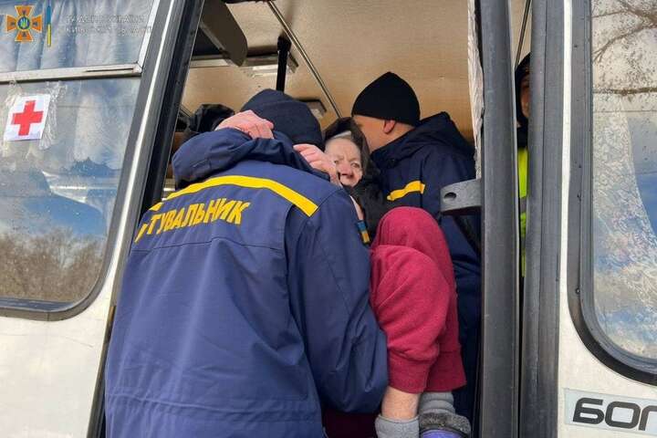 Під час евакуації на Харківщині окупанти відкрили вогонь, є поранені (фото)
