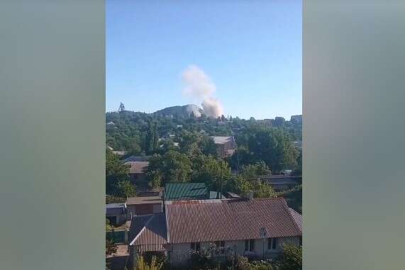 На окупованій Луганщині горить база окупантів (відео)