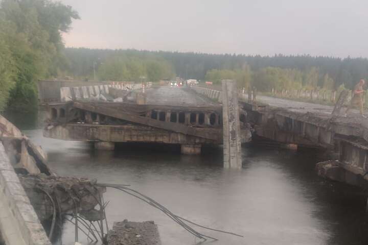 Руйнування мосту на Київщині: є загиблий і поранені (фото)