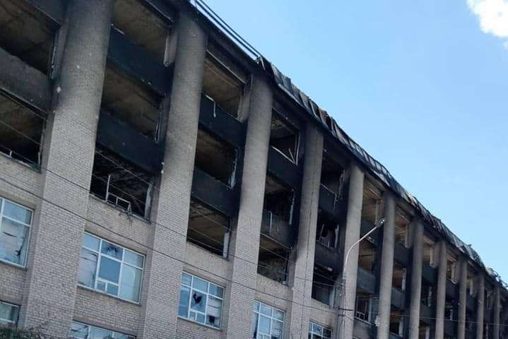 Луганщина: окупанти скинули авіабомбу на склади з гумдопомогою