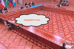 «У Путина вырос стол». Соцсети высмеяли российского диктатора