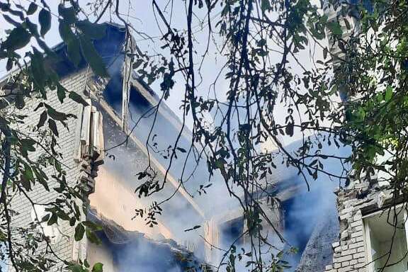 Ракетний удар по Гуляйполю: рашисти зруйнували п’ятиповерховий будинок (фото, відео)